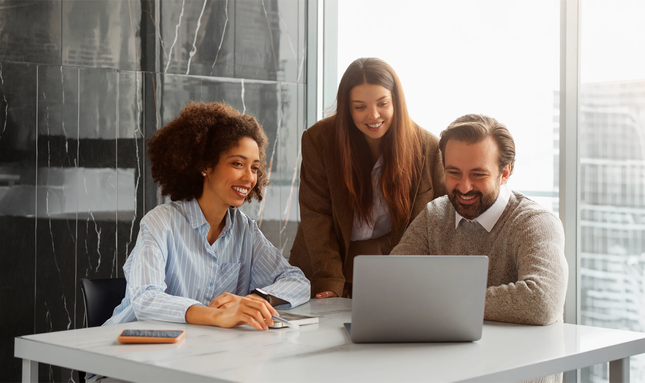 Equipe contábil em reunião